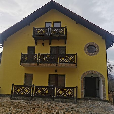 Yellow House Бран Екстериор снимка