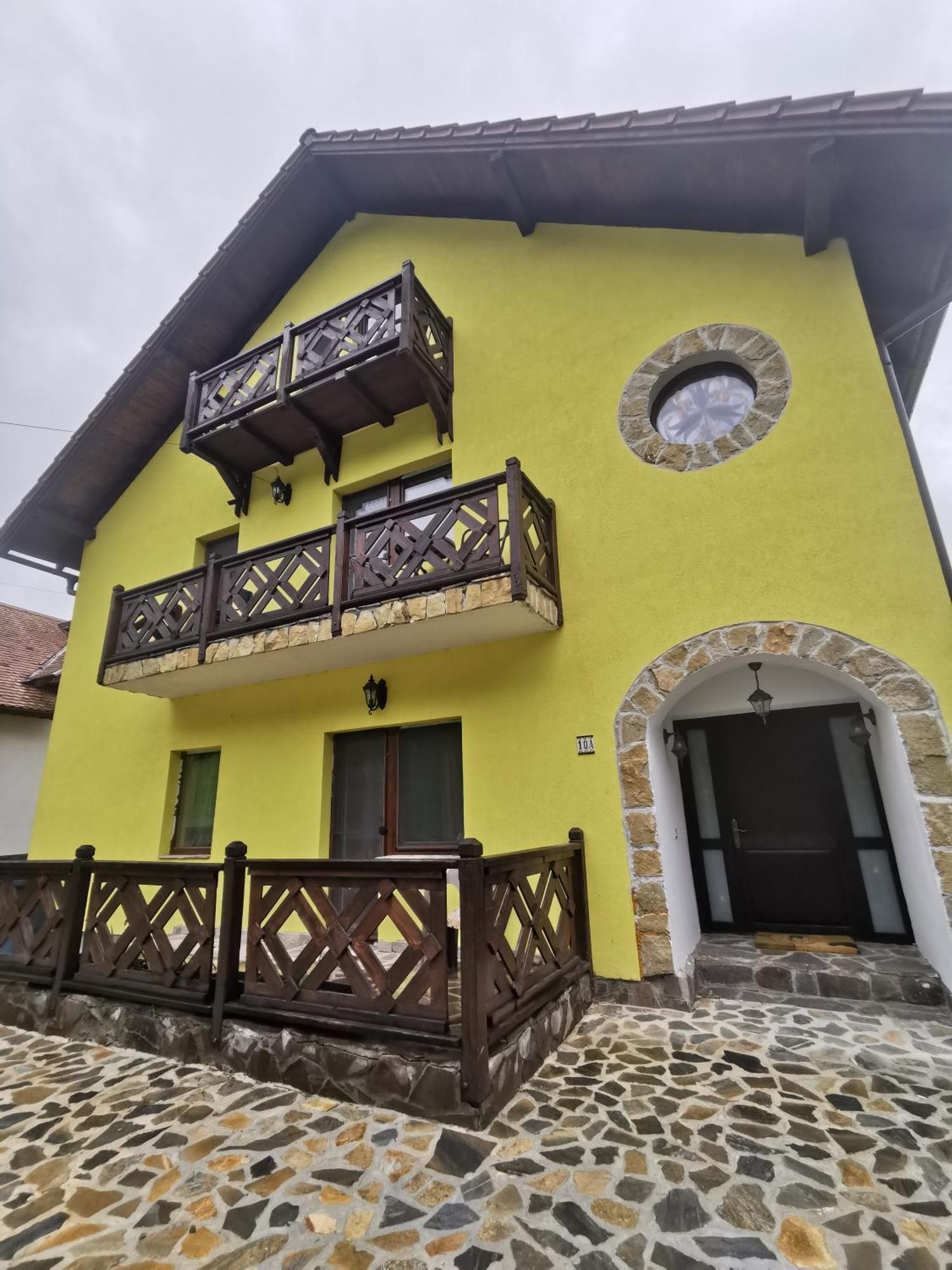 Yellow House Бран Екстериор снимка