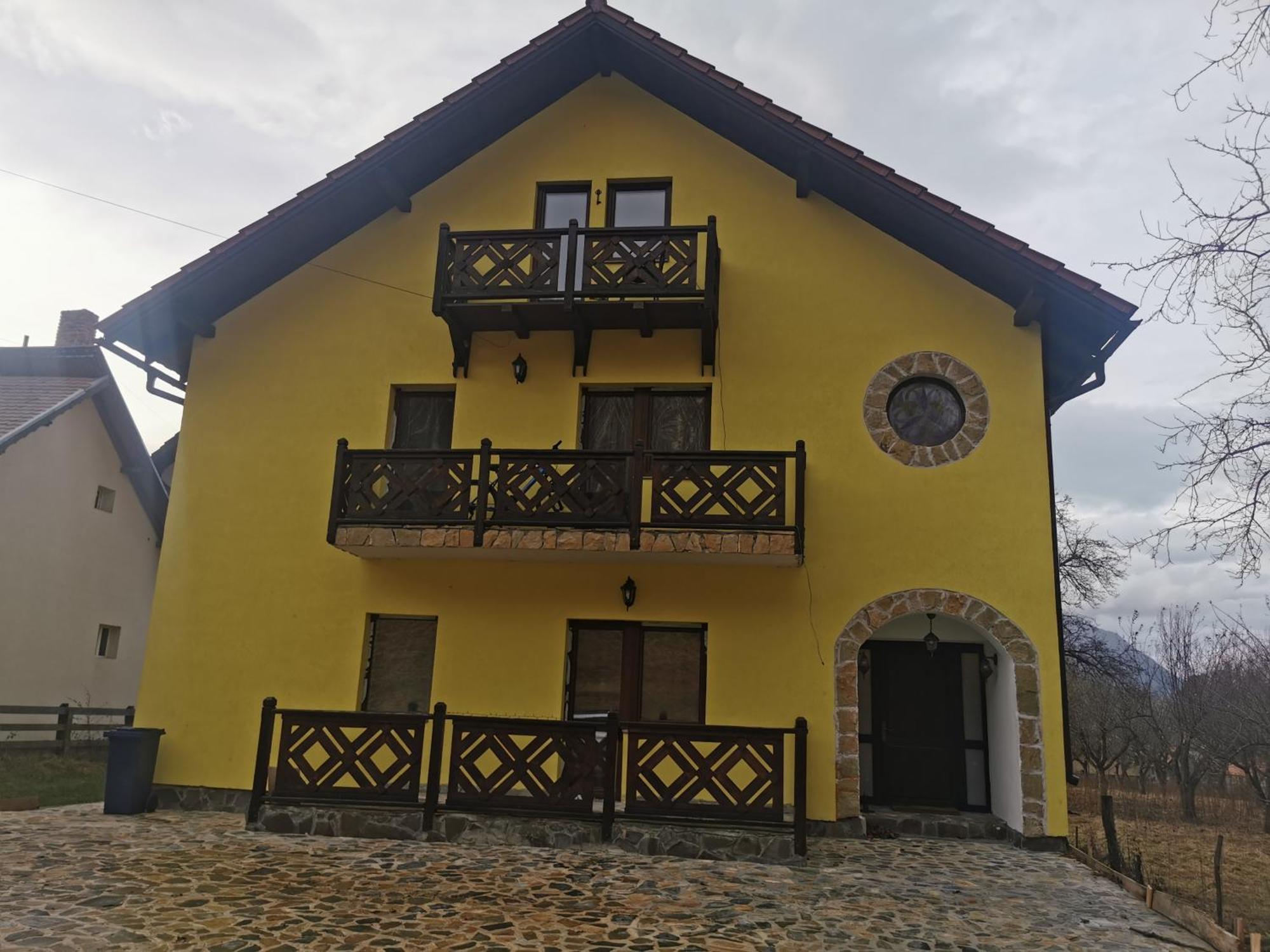 Yellow House Бран Екстериор снимка