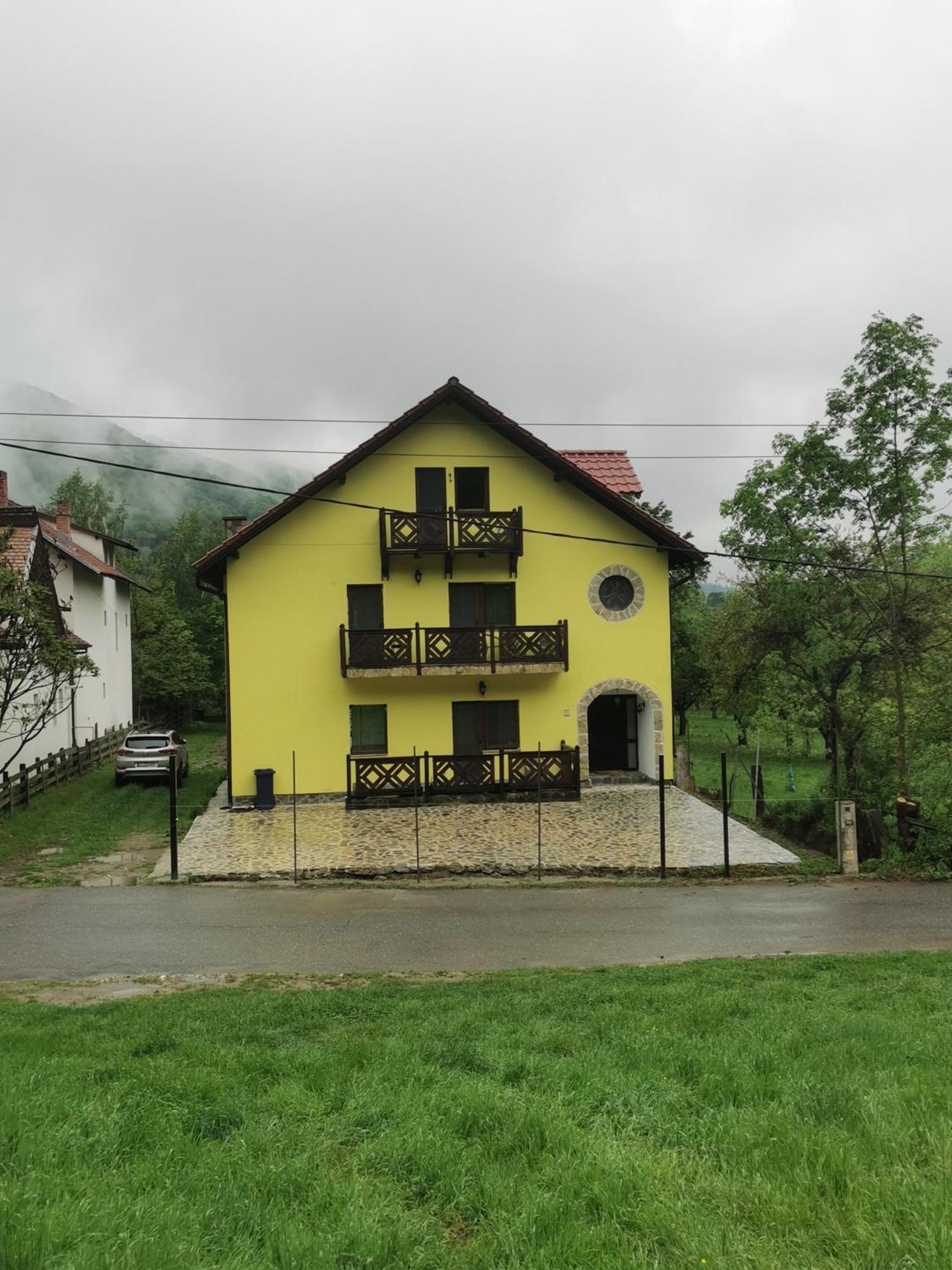 Yellow House Бран Екстериор снимка
