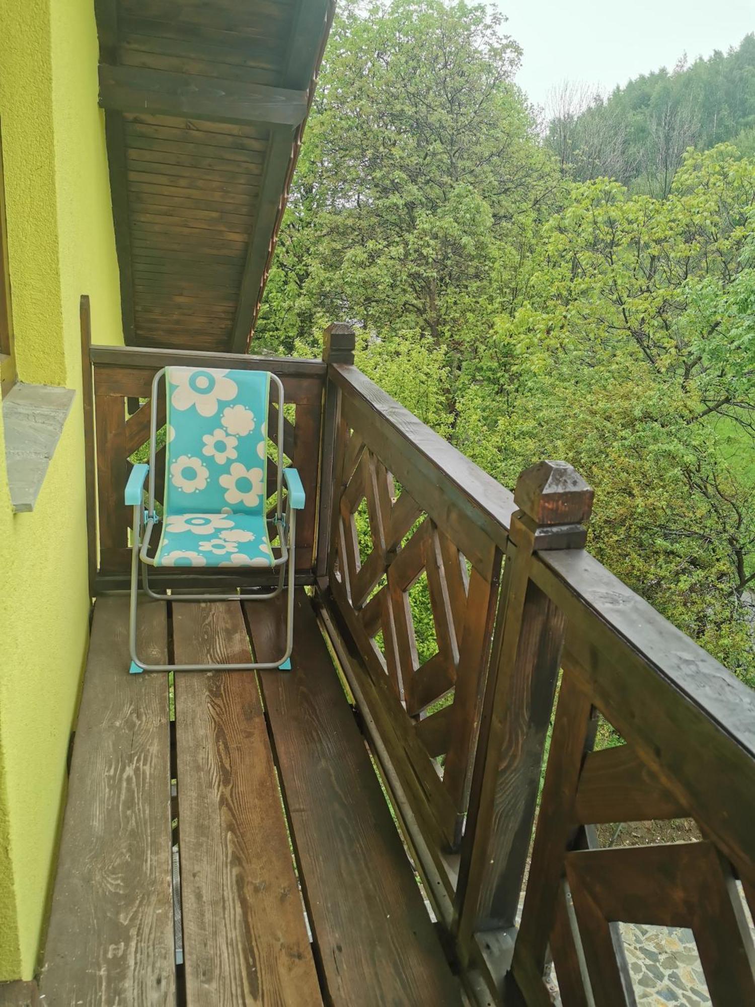 Yellow House Бран Стая снимка