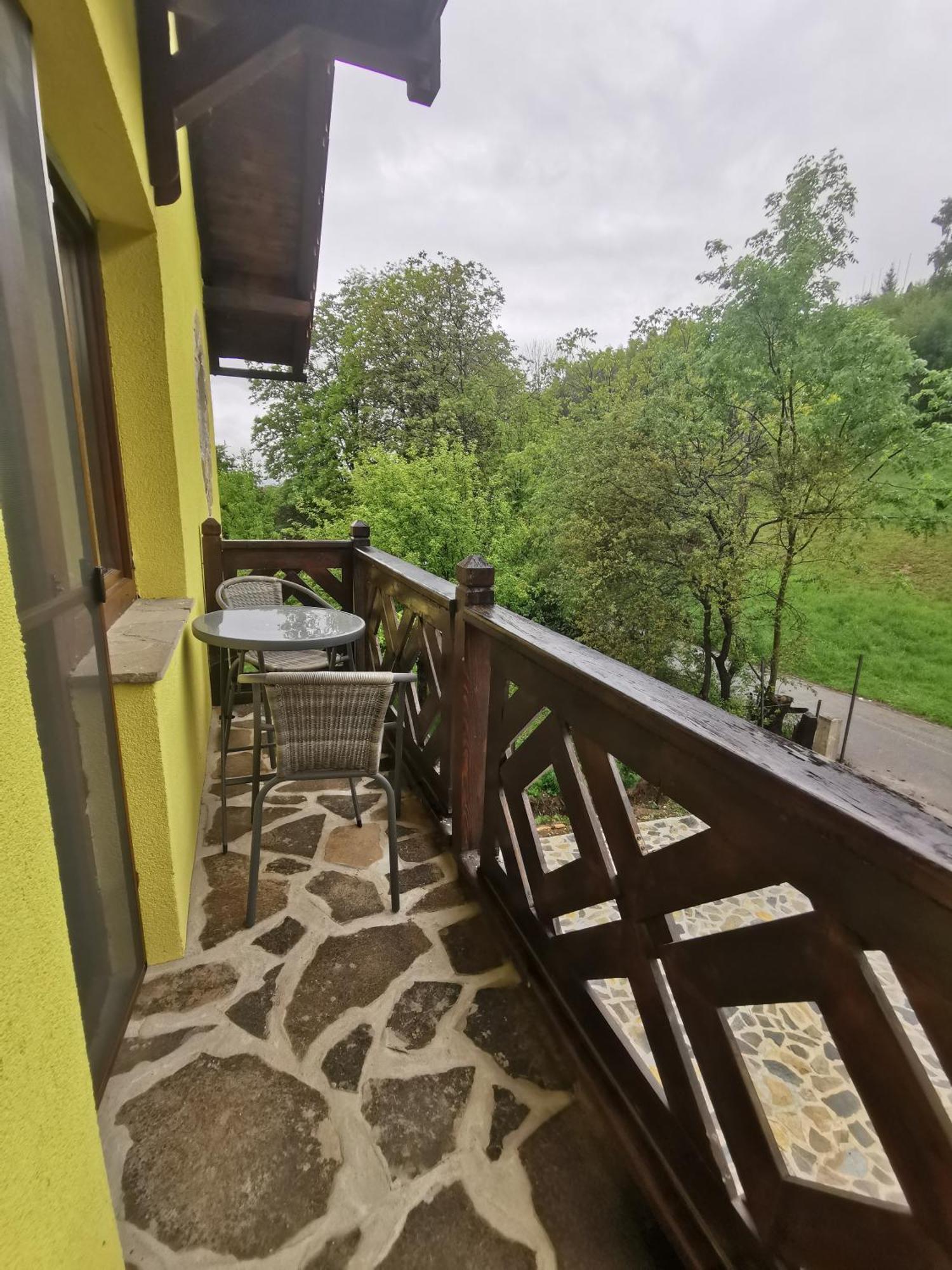 Yellow House Бран Екстериор снимка