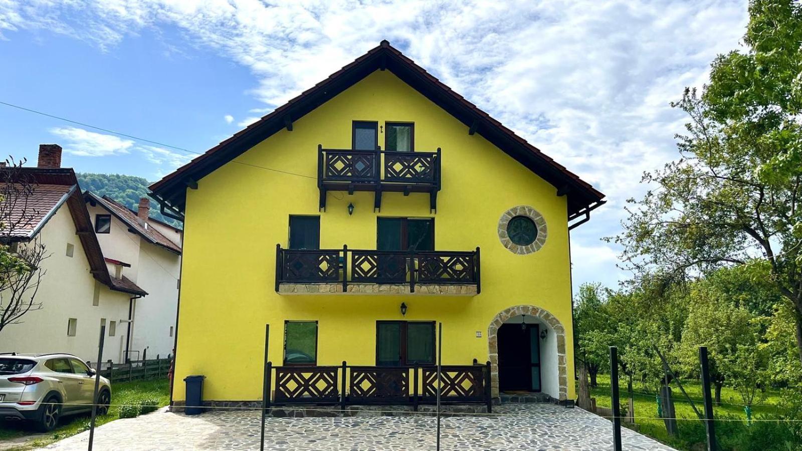 Yellow House Бран Екстериор снимка